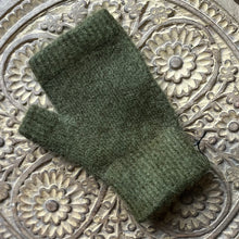 Load image into Gallery viewer, Penelope Durston Sloves - short cuff