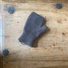 Load image into Gallery viewer, Penelope Durston Child Sloves - short cuff