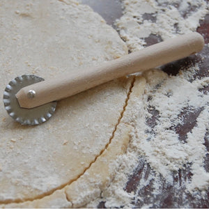 Pastry wheel with beechwood handle
