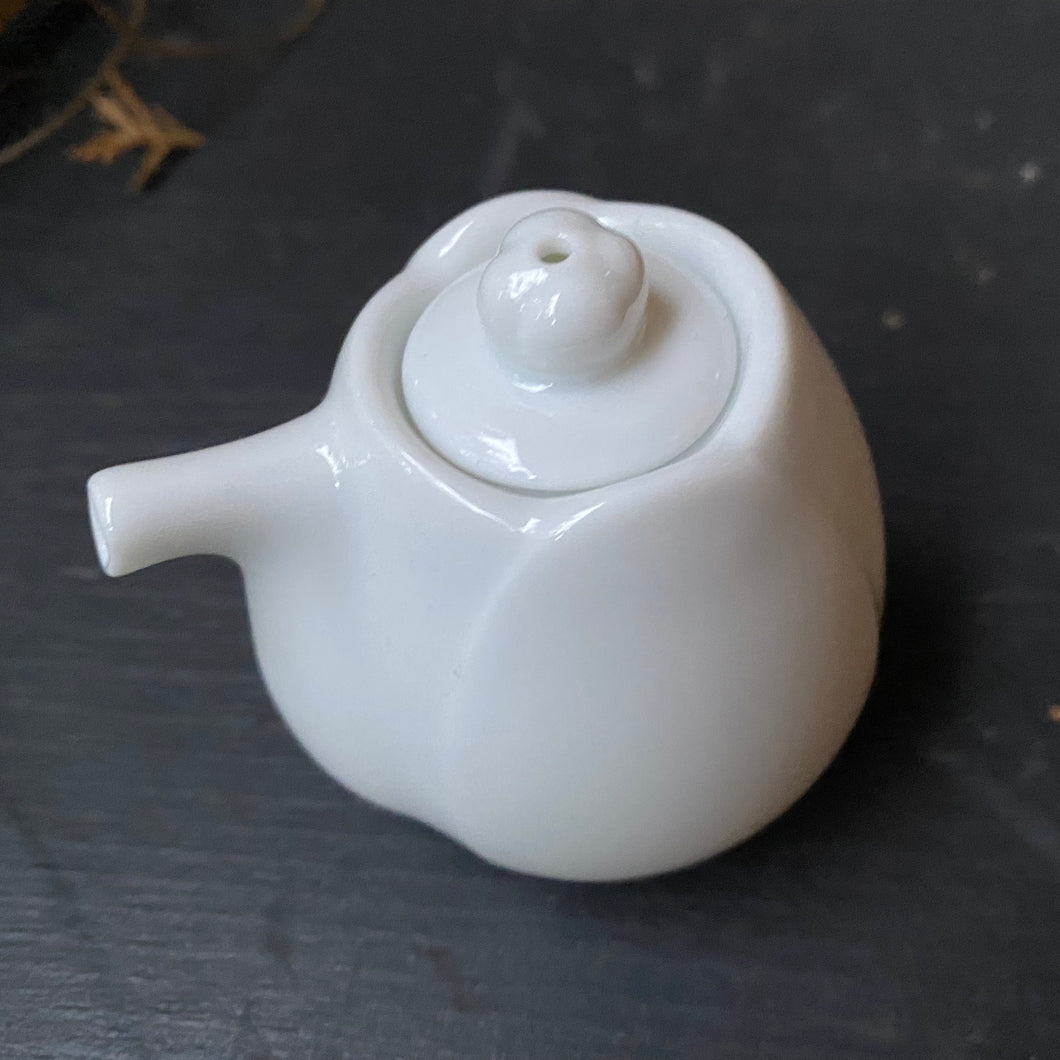 Lotus Soy Pot